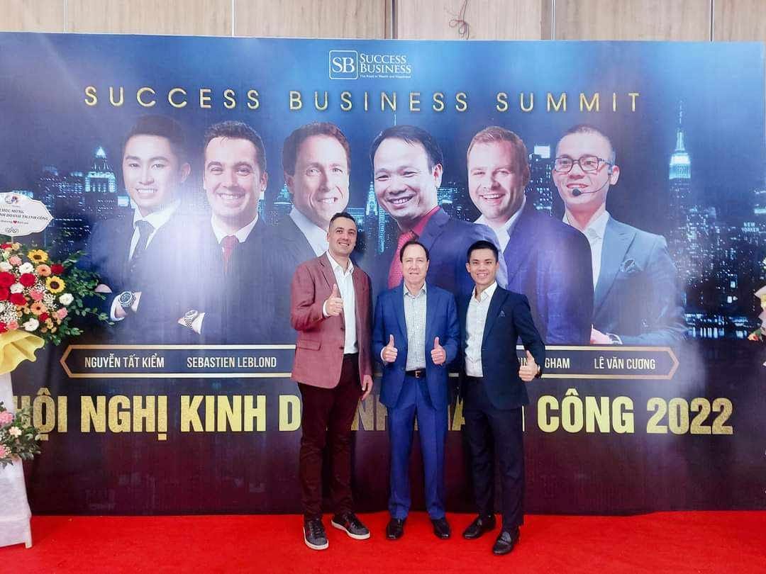 Anthony Lee — Lê Văn Cương tại Success Business Summit 2022, tên xuất hiện trên backdrop diễn giả